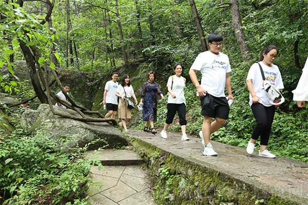 翻過(guò)這座山,聆聽(tīng)自己的聲音 翻過(guò)這座山,聆聽(tīng)自己的聲音