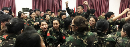 人生路，堅(jiān)持方能成功，困難途中，攜手便是天堂！