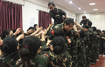 命運(yùn)全在拼擊，奮斗就是希望！火爆人，好樣的！