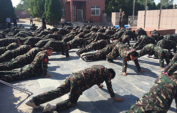 軍訓(xùn)現(xiàn)場(chǎng)，教官逐個(gè)檢查軍姿標(biāo)準(zhǔn)！
