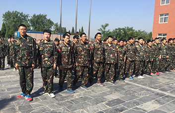 軍訓(xùn)現(xiàn)場(chǎng)，教官逐個(gè)檢查軍姿標(biāo)準(zhǔn)！