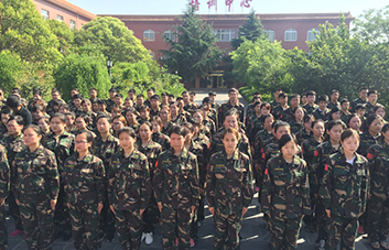 軍訓(xùn)現(xiàn)場(chǎng)，教官逐個(gè)檢查軍姿標(biāo)準(zhǔn)！