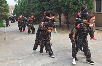 因?yàn)樾湃?，不管沿途有多么的陡峭艱險(xiǎn)，我都將攙扶著你勇敢前行。
