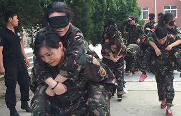 因?yàn)樾湃?，不管沿途有多么的陡峭艱險(xiǎn)，我都將攙扶著你勇敢前行。