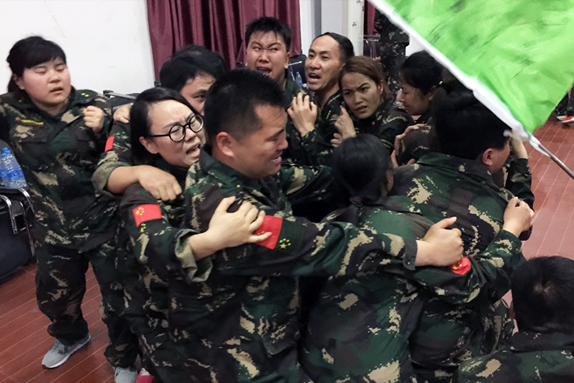不輕言放棄，是對(duì)夢(mèng)想的執(zhí)著；不輕易服輸，是對(duì)成功的渴望！