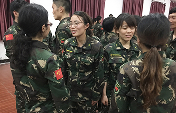 人生不易，要學(xué)會(huì)贊美他人！