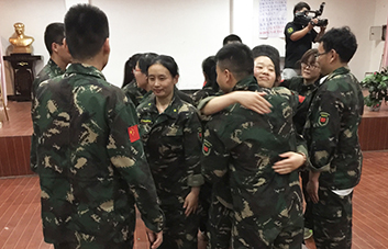人生不易，要學(xué)會(huì)贊美他人！