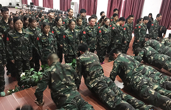 舉手表決，領(lǐng)袖魅力征服現(xiàn)象學(xué)員！