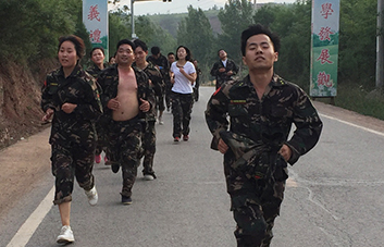 徒步拉練15公里，體驗(yàn)“長(zhǎng)征路”，磨礪火爆人血性虎氣！
